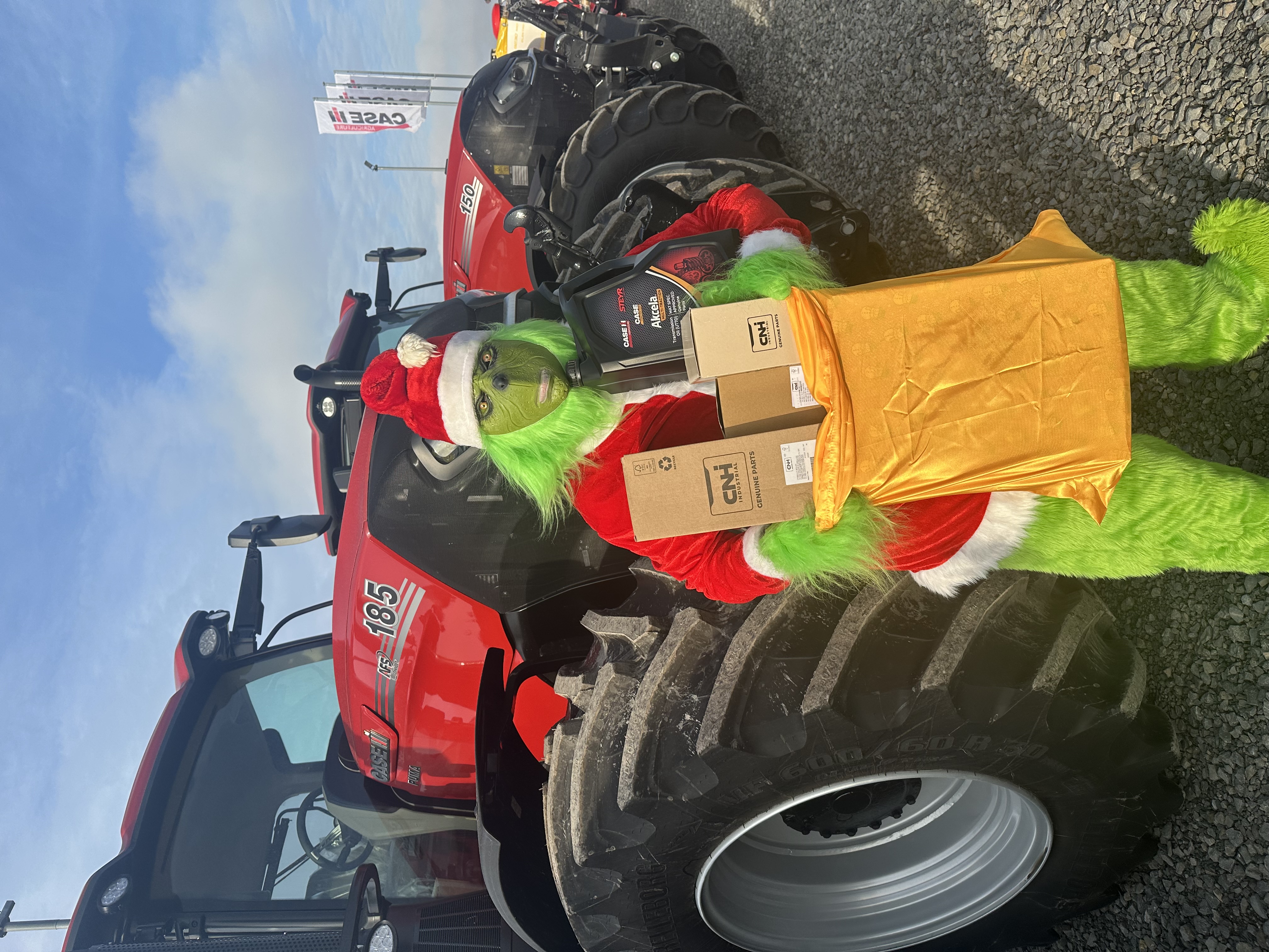 Święta u dealera Case IH – Mikołaj przygotowuje prezenty, a Grinch… poluje na filtry!